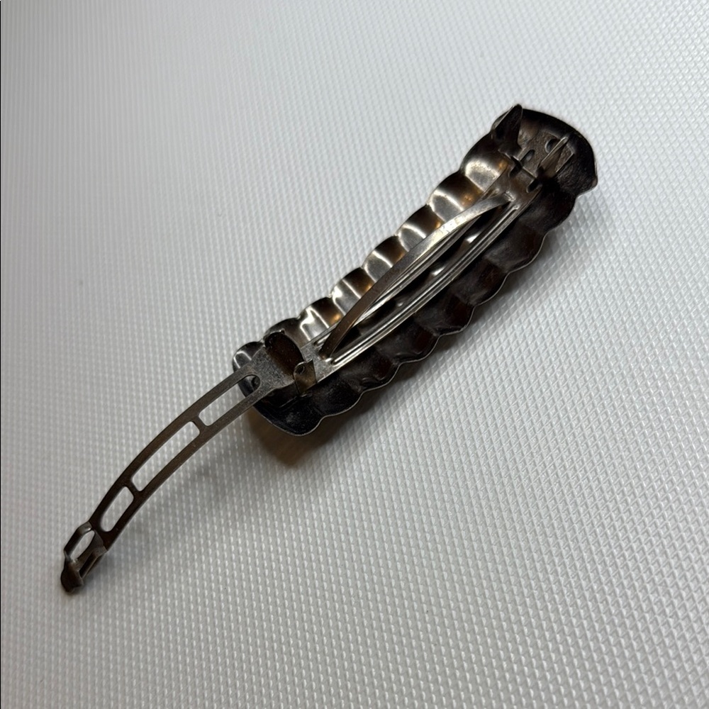 Silver Ribbed Hair Clip - Picture 5 of 9